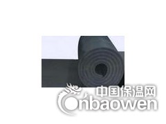 橡塑保温管具有很高的弹性，因而能最大限度地减少冷冻水和热水管道在使用过程中的振 动和 共振。 同时橡塑保温管具又有良好的绕性及韧性，施工中容易处理弯曲和不规则的管道，而且可以省工省料。

编辑摘要
 　　安装方便，外形美观　因本产品富柔软性，安装简易方便。管道安装：可套上后一起安装，也可将本管材纵向切开后再用铝箔胶带粘合而成。对阀门、三通、弯头等复杂部件，可将板材裁剪后，按不同形状包上粘合，确保整个系统的严密性，从而保证了整个系统的保温性。又因本材料外表有橡胶的光滑平整，以及它本身的优异性能，不需另加隔汽层，防护层，减少了施工中的麻烦，也保证了外形美观、平整。当设备或管道检修时，剥离下来的本材料可重复使用，性能不变。 

　　其它优点　橡塑保温管使用起来十分安全，既不会刺激皮肤，也不会危害健康。它们能防止霉菌生长，避免害虫或老鼠啮咬，而且耐酸抗碱，性能优越。这些性能使华美橡塑成为保护管道的理想绝热材料，防止它们因大气介质或工业环境而受到腐蚀。适用温度范围广（-40℃至105℃）耐候性良好，经久实用，具有优良的防火阻燃效果。 

　　橡塑保温管・板：导热系数，在0℃时不超过0.034W/m・k。 

　　表面放热系数达到9W/m2k 

　　橡塑保温板：具有优异的抗水汽渗透能力 湿阻μ≥5,000 既是保温层又是防潮层。 

　　橡塑保温