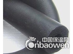 橡塑保温管具有很高的弹性，因而能最大限度地减少冷冻水和热水管道在使用过程中的振 动和 共振。 同时橡塑保温管具又有良好的绕性及韧性，施工中容易处理弯曲和不规则的管道，而且可以省工省料。

编辑摘要
 　　安装方便，外形美观　因本产品富柔软性，安装简易方便。管道安装：可套上后一起安装，也可将本管材纵向切开后再用铝箔胶带粘合而成。对阀门、三通、弯头等复杂部件，可将板材裁剪后，按不同形状包上粘合，确保整个系统的严密性，从而保证了整个系统的保温性。又因本材料外表有橡胶的光滑平整，以及它本身的优异性能，不需另加隔汽层，防护层，减少了施工中的麻烦，也保证了外形美观、平整。当设备或管道检修时，剥离下来的本材料可重复使用，性能不变。 

　　其它优点　橡塑保温管使用起来十分安全，既不会刺激皮肤，也不会危害健康。它们能防止霉菌生长，避免害虫或老鼠啮咬，而且耐酸抗碱，性能优越。这些性能使华美橡塑成为保护管道的理想绝热材料，防止它们因大气介质或工业环境而受到腐蚀。适用温度范围广（-40℃至105℃）耐候性良好，经久实用，具有优良的防火阻燃效果。 

　　橡塑保温管・板：导热系数，在0℃时不超过0.034W/m・k。 

　　表面放热系数达到9W/m2k 

　　橡塑保温板：具有优异的抗水汽渗透能力 湿阻μ≥5,000 既是保温层又是防潮层。 

　　橡塑保温