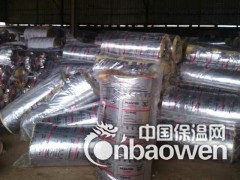 璃棉卷毡[1]是为适应大面积敷设需要而制成的卷材，除保持了保温隔热的特点外，还具有十分优异的减震、吸声特性，尤其对中低频和各种震动噪声均有良好的吸收效果，有利于减少噪声污染，改善工作环境。
这种材料在施工中还可根据需要任意剪裁，主要用于建筑室内，消声系统，交通工具，制冷设备，家用电器的减震、吸声、降噪处理，效果十分理想。
有铝箔贴面的玻璃棉毡，还具有较强的抗热辐射能力，是高温车间、控制室、机房内壁、隔间及平顶极好的内衬材料。
2主要规格编辑容重: 10-120kg/m3
厚度: 25-100mm
长度: 3m-20m
宽度: 1200mm
3技术指标编辑体积密度：24-74kg/m3 纤维直径：<8μm导热系数：≤0.0.042w/m.h.℃
厚度相关规格：1200×1200×20-80mm可协商1200×600×20-80mm可协商
安全使用温度：-120℃-