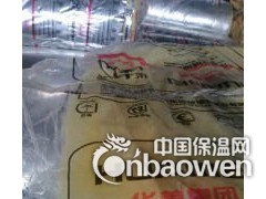 璃棉卷毡[1]是为适应大面积敷设需要而制成的卷材，除保持了保温隔热的特点外，还具有十分优异的减震、吸声特性，尤其对中低频和各种震动噪声均有良好的吸收效果，有利于减少噪声污染，改善工作环境。
这种材料在施工中还可根据需要任意剪裁，主要用于建筑室内，消声系统，交通工具，制冷设备，家用电器的减震、吸声、降噪处理，效果十分理想。
有铝箔贴面的玻璃棉毡，还具有较强的抗热辐射能力，是高温车间、控制室、机房内壁、隔间及平顶极好的内衬材料。
2主要规格编辑容重: 10-120kg/m3
厚度: 25-100mm
长度: 3m-20m
宽度: 1200mm
3技术指标编辑体积密度：24-74kg/m3 纤维直径：<8μm导热系数：≤0.0.042w/m.h.℃
厚度相关规格：1200×1200×20-80mm可协商1200×600×20-80mm可协商
安全使用温度：-120℃-