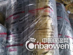 璃棉卷毡[1]是为适应大面积敷设需要而制成的卷材，除保持了保温隔热的特点外，还具有十分优异的减震、吸声特性，尤其对中低频和各种震动噪声均有良好的吸收效果，有利于减少噪声污染，改善工作环境。
这种材料在施工中还可根据需要任意剪裁，主要用于建筑室内，消声系统，交通工具，制冷设备，家用电器的减震、吸声、降噪处理，效果十分理想。
有铝箔贴面的玻璃棉毡，还具有较强的抗热辐射能力，是高温车间、控制室、机房内壁、隔间及平顶极好的内衬材料。
2主要规格编辑容重: 10-120kg/m3
厚度: 25-100mm
长度: 3m-20m
宽度: 1200mm
3技术指标编辑体积密度：24-74kg/m3 纤维直径：<8μm导热系数：≤0.0.042w/m.h.℃
厚度相关规格：1200×1200×20-80mm可协商1200×600×20-80mm可协商
安全使用温度：-120℃-