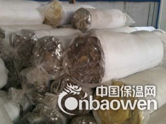 璃棉卷毡[1]是为适应大面积敷设需要而制成的卷材，除保持了保温隔热的特点外，还具有十分优异的减震、吸声特性，尤其对中低频和各种震动噪声均有良好的吸收效果，有利于减少噪声污染，改善工作环境。
这种材料在施工中还可根据需要任意剪裁，主要用于建筑室内，消声系统，交通工具，制冷设备，家用电器的减震、吸声、降噪处理，效果十分理想。
有铝箔贴面的玻璃棉毡，还具有较强的抗热辐射能力，是高温车间、控制室、机房内壁、隔间及平顶极好的内衬材料。
2主要规格编辑容重: 10-120kg/m3
厚度: 25-100mm
长度: 3m-20m
宽度: 1200mm
3技术指标编辑体积密度：24-74kg/m3 纤维直径：<8μm导热系数：≤0.0.042w/m.h.℃
厚度相关规格：1200×1200×20-80mm可协商1200×600×20-80mm可协商
安全使用温度：-120℃-