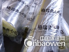 璃棉卷毡[1]是为适应大面积敷设需要而制成的卷材，除保持了保温隔热的特点外，还具有十分优异的减震、吸声特性，尤其对中低频和各种震动噪声均有良好的吸收效果，有利于减少噪声污染，改善工作环境。
这种材料在施工中还可根据需要任意剪裁，主要用于建筑室内，消声系统，交通工具，制冷设备，家用电器的减震、吸声、降噪处理，效果十分理想。
有铝箔贴面的玻璃棉毡，还具有较强的抗热辐射能力，是高温车间、控制室、机房内壁、隔间及平顶极好的内衬材料。
2主要规格编辑容重: 10-120kg/m3
厚度: 25-100mm
长度: 3m-20m
宽度: 1200mm
3技术指标编辑体积密度：24-74kg/m3 纤维直径：<8μm导热系数：≤0.0.042w/m.h.℃
厚度相关规格：1200×1200×20-80mm可协商1200×600×20-80mm可协商
安全使用温度：-120℃-