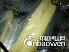 璃棉卷毡[1]是为适应大面积敷设需要而制成的卷材，除保持了保温隔热的特点外，还具有十分优异的减震、吸声特性，尤其对中低频和各种震动噪声均有良好的吸收效果，有利于减少噪声污染，改善工作环境。
这种材料在施工中还可根据需要任意剪裁，主要用于建筑室内，消声系统，交通工具，制冷设备，家用电器的减震、吸声、降噪处理，效果十分理想。
有铝箔贴面的玻璃棉毡，还具有较强的抗热辐射能力，是高温车间、控制室、机房内壁、隔间及平顶极好的内衬材料。
2主要规格编辑容重: 10-120kg/m3
厚度: 25-100mm
长度: 3m-20m
宽度: 1200mm
3技术指标编辑体积密度：24-74kg/m3 纤维直径：<8μm导热系数：≤0.0.042w/m.h.℃
厚度相关规格：1200×1200×20-80mm可协商1200×600×20-80mm可协商
安全使用温度：-120℃-