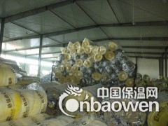 璃棉卷毡[1]是为适应大面积敷设需要而制成的卷材，除保持了保温隔热的特点外，还具有十分优异的减震、吸声特性，尤其对中低频和各种震动噪声均有良好的吸收效果，有利于减少噪声污染，改善工作环境。
这种材料在施工中还可根据需要任意剪裁，主要用于建筑室内，消声系统，交通工具，制冷设备，家用电器的减震、吸声、降噪处理，效果十分理想。
有铝箔贴面的玻璃棉毡，还具有较强的抗热辐射能力，是高温车间、控制室、机房内壁、隔间及平顶极好的内衬材料。
2主要规格编辑容重: 10-120kg/m3
厚度: 25-100mm
长度: 3m-20m
宽度: 1200mm
3技术指标编辑体积密度：24-74kg/m3 纤维直径：<8μm导热系数：≤0.0.042w/m.h.℃
厚度相关规格：1200×1200×20-80mm可协商1200×600×20-80mm可协商
安全使用温度：-120℃-