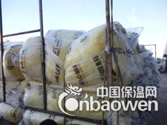 璃棉卷毡[1]是为适应大面积敷设需要而制成的卷材，除保持了保温隔热的特点外，还具有十分优异的减震、吸声特性，尤其对中低频和各种震动噪声均有良好的吸收效果，有利于减少噪声污染，改善工作环境。
这种材料在施工中还可根据需要任意剪裁，主要用于建筑室内，消声系统，交通工具，制冷设备，家用电器的减震、吸声、降噪处理，效果十分理想。
有铝箔贴面的玻璃棉毡，还具有较强的抗热辐射能力，是高温车间、控制室、机房内壁、隔间及平顶极好的内衬材料。
2主要规格编辑容重: 10-120kg/m3
厚度: 25-100mm
长度: 3m-20m
宽度: 1200mm
3技术指标编辑体积密度：24-74kg/m3 纤维直径：<8μm导热系数：≤0.0.042w/m.h.℃
厚度相关规格：1200×1200×20-80mm可协商1200×600×20-80mm可协商
安全使用温度：-120℃-
