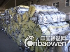 璃棉卷毡[1]是为适应大面积敷设需要而制成的卷材，除保持了保温隔热的特点外，还具有十分优异的减震、吸声特性，尤其对中低频和各种震动噪声均有良好的吸收效果，有利于减少噪声污染，改善工作环境。
这种材料在施工中还可根据需要任意剪裁，主要用于建筑室内，消声系统，交通工具，制冷设备，家用电器的减震、吸声、降噪处理，效果十分理想。
有铝箔贴面的玻璃棉毡，还具有较强的抗热辐射能力，是高温车间、控制室、机房内壁、隔间及平顶极好的内衬材料。
2主要规格编辑容重: 10-120kg/m3
厚度: 25-100mm
长度: 3m-20m
宽度: 1200mm
3技术指标编辑体积密度：24-74kg/m3 纤维直径：<8μm导热系数：≤0.0.042w/m.h.℃
厚度相关规格：1200×1200×20-80mm可协商1200×600×20-80mm可协商
安全使用温度：-120℃-