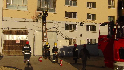 阿勒泰市一办公楼外保温层突发大火消防成功扑救