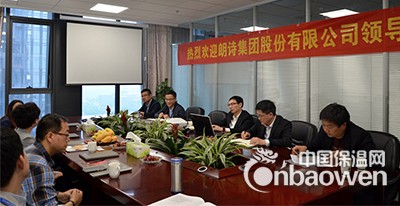 卧牛山公司董事长、总经理刘志荣（右二）强调公司施工服务优势