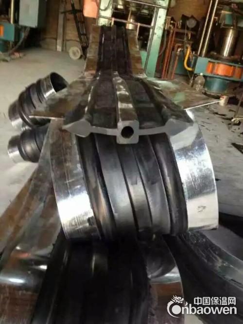 中埋式钢边止水带施工步骤