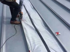 钢结构金属屋面145g纺粘聚乙烯膜防水透汽层图2