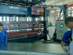 亨力豪機械十五年廠家保溫板200噸聚氨酯發泡板層壓機