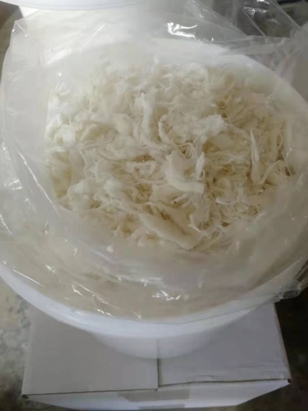 离心泵的泵盖内设有填料函,采用软填料密封