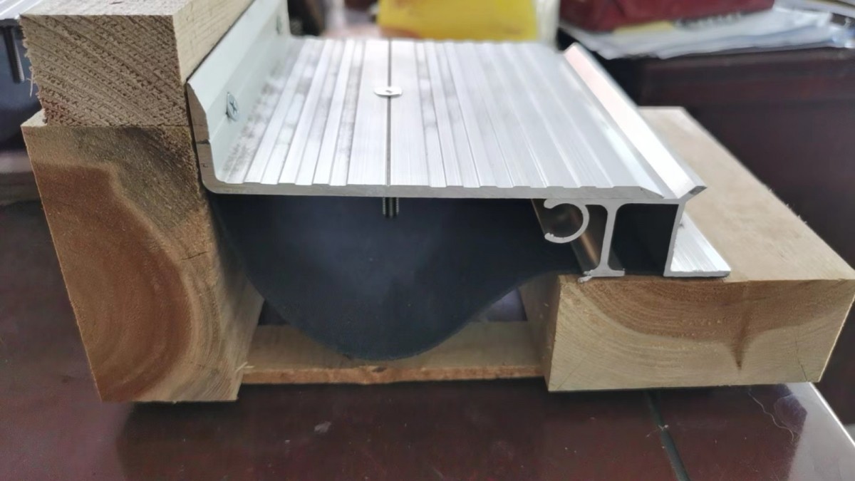 湖北海达地面变形缝装置厂家武汉伸缩缝墙面施工